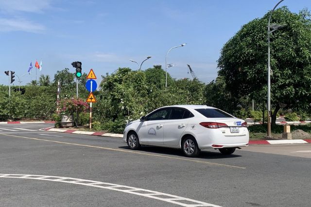 Lưu ý các vạch dừng, đèn tín hiệu giao thông khi đi qua các ngã tư