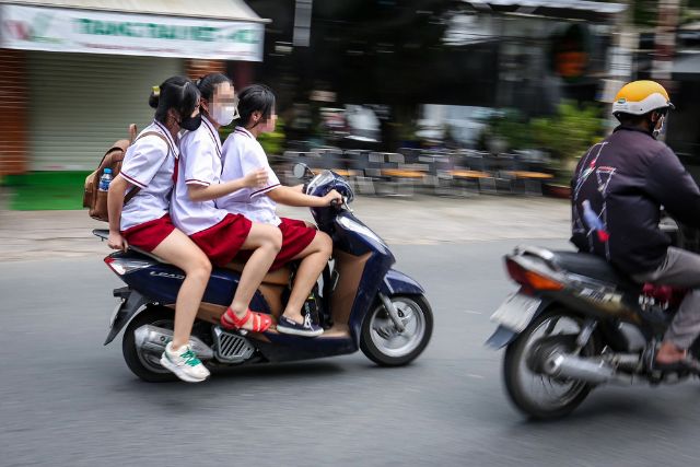 Bổ sung quy định về số người tối đa được chở trên xe máy
