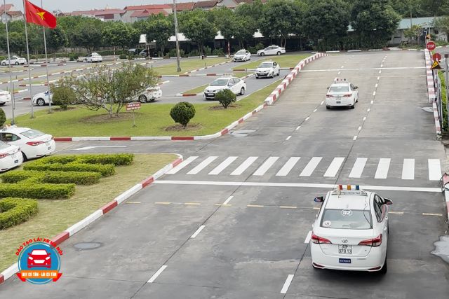 Bài thi dừng và khởi hành ngang dốc cần bình tĩnh tập trung thao tác