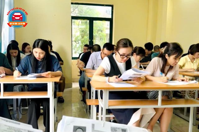 Ôn tập lý thuyết và thực hành thi thử trên phần mềm tương tự khi thi sát hạch